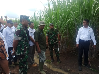 MENTAN MEMERIKSA STASIUN POMPA AIR DI MERAUKE, UNTUK MENCIPTAKAN SISTEM PERTANIAN MODERN